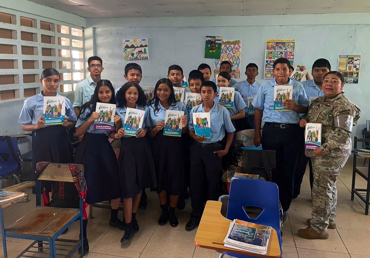 aeronavalpanama's tweet photo. A través de la Sección Especializada de Niñez y Adolescencia, se desarrollaron los programas #GREAT y #JOCODE en el C.E.B.G. Las Guabas, provincia de #Coclé.
Estas acciones fortalecen los valores, la prevención y la convivencia pacífica en nuestra juventud.
#FuerzaAeronaval https://t.co/X0yrrAdwnT