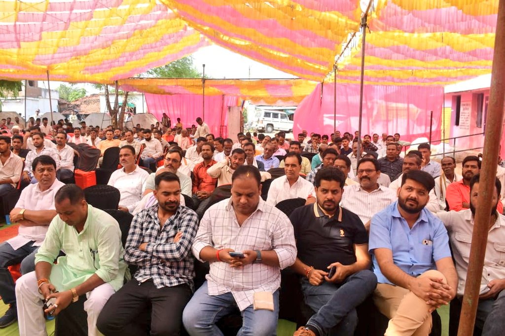 cssmla124INC's tweet photo. आज चौरई विधानसभा के ग्राम पंचायत परसोली में श्री नकुलनाथ जी के सांसद रहते सांसद निधि व विधायक निधि से स्वीकृत लगभग 25 लाख से संपन्न कार्यो का लोकार्पण व भूमिपूजन किया।
इस दौरान क्षेत्र के वरिष्ठ एवं युवा जनप्रतिनिधि व बड़ी संख्या में ग्रामीणजन उपस्थित रहे । https://t.co/M3B5tXLatd