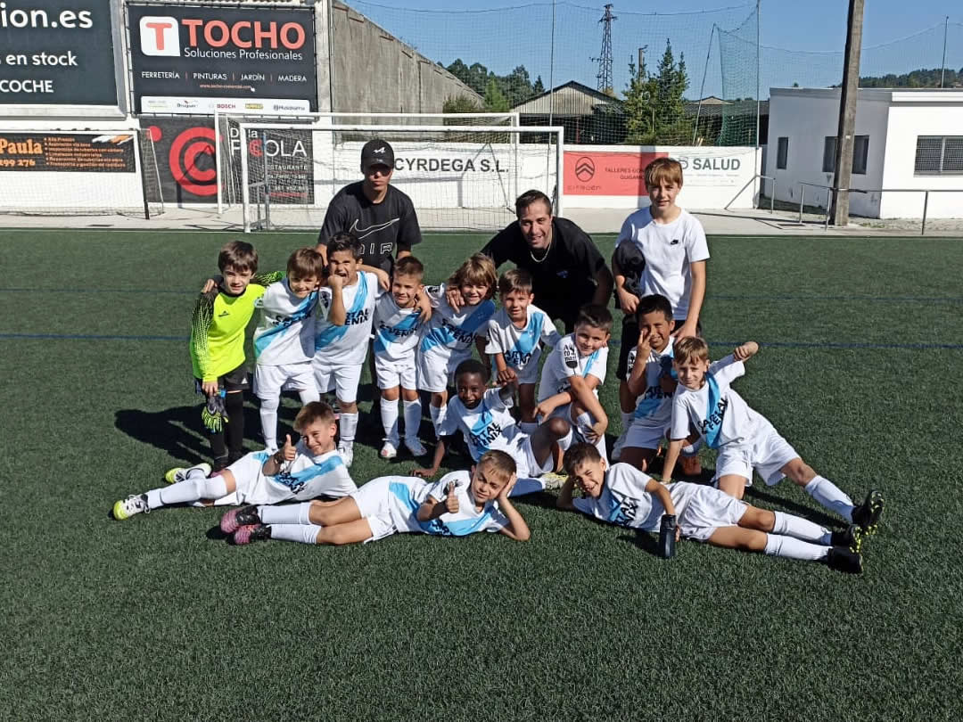 Esta semana só nos chegaron estas dúas fotos, unha do alevín feminino e outra do prebenxamín "A". Si queres que publiquemos a foto do teu equipo, envíanosla ao correo electrónico atcastros@gmail.com
#forzacastros 
#úneteánosahistoria