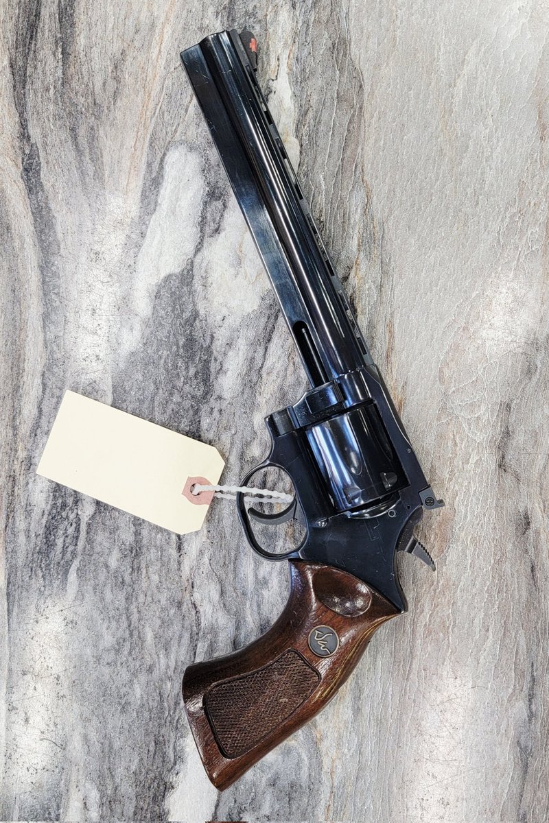 outdoors_deer's tweet image. Seasoned, yet sturdy. This .57 Dan Wesson Revolver has been cleaned and is ready to be re-homed.

#danwesson #357magnum #revolver #Used #tradeins #newarrivals