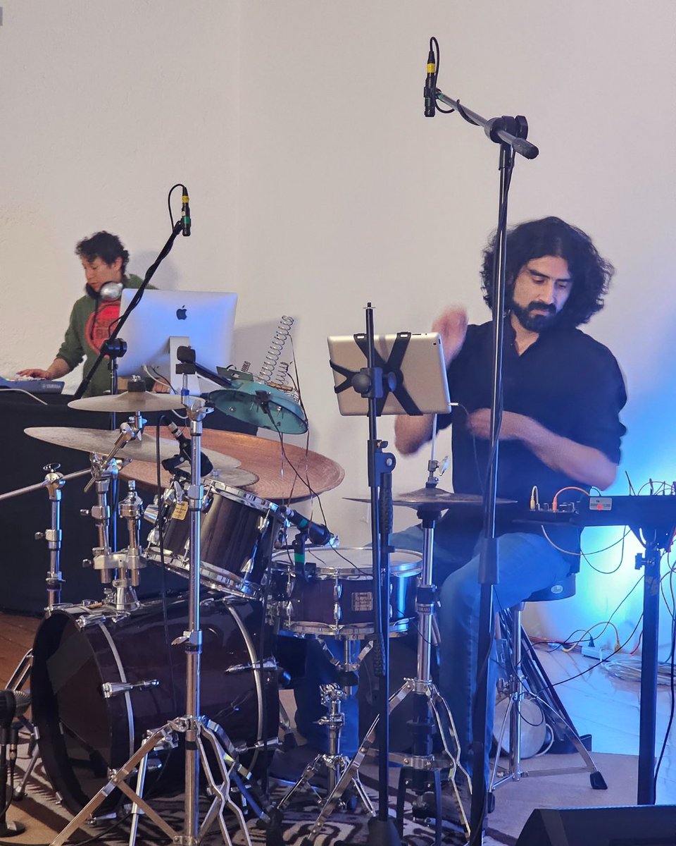 💥 ¡Gracias por ser parte de Expansivas: Prácticas experimentales engendradas en la percusión!

Cerramos este ciclo de conciertos agradeciendo a los artistas participantes por compartir sus exploraciones sonoras y al público que nos acompañó en cada uno de los conciertos.