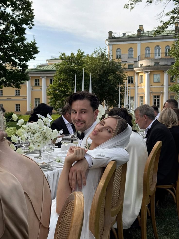 Astro_Polina's tweet photo. (1487) Boda, nasıl bir düğün yapacağımızı öğrenmek amacıyla izlenim yaptığımız bir asteroittir. 

Eğer doğum haritanızda Boda asteroidi Kova burcundaysa veya 11. evdeyse, yabancı bir yerde düğün hazırlığına başlayabilirsiniz veya düğününüzü yabancı topraklarda yapmayı dileyebilirsiniz. Düğününüz baştan aşağı kuralları yıkmak üzere planlanılmış bir organizasyonun ayakçılığını yapabilir. Düğününüz sizin için, size dayatılan şeyleri yıkmak üzere gerçekleşmelidir. Bu yüzden düğününüz diğer düğünlerden değişik gerçekleşebilir ve diğerlerin gözünde bu düğün organizasyonu, anormal kaçabilir. Bu anormalliği şöyle örneklemem gerekirse, bir uçak gezisinde dünya evine girebilirsiniz mesela. Veya bir tren gezisinde. Veya düğününüzde bir konsept öne çıkabilir. Demek istediğim akla gelmeyecek ve normalliğe uygun olmayacak bir organizasyon, insanların akıllarında iz bırakacak biçimde gerçekleşebilir. Bunun yanı sıra düğününüz sosyal medyada konuşulacak düzeyde ses getirebilir. Düğün fotoğraflarınız alakasız biçimde başka insanların anı albümlerinde veya telefonlarında saklanabilir. Kova burcu ve 11. ev zamanla ilgili olduğu için yine düğününüz özel günlerde gerçekleşebilir; anneler/babalar gününde, sevgililer gününde, resmi bayramlarda vs.