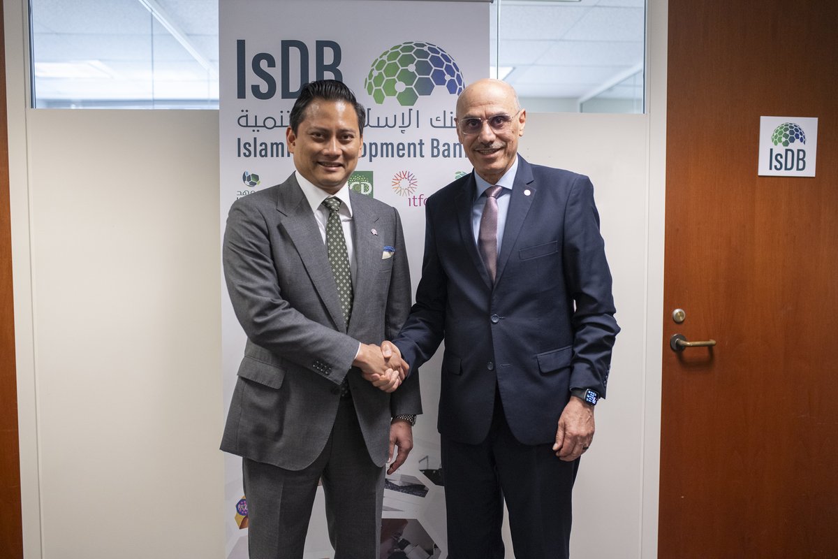 isdb_group's tweet image. On the sidelines of the #AnnualMeetings of the #WBGMeetings and #IMFMeetings in #WashingtonDC, H.E. Dr. Muhammad Al Jasser, Chairman of the Islamic Development Bank (IsDB) Group, met with H.E. Mr. Thomas Djiwandono, Vice Minister of Finance of the Republic of Indonesia 🇮🇩, to…