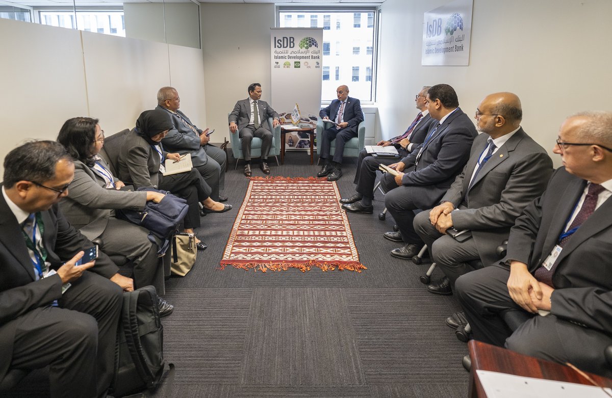 isdb_group's tweet image. On the sidelines of the #AnnualMeetings of the #WBGMeetings and #IMFMeetings in #WashingtonDC, H.E. Dr. Muhammad Al Jasser, Chairman of the Islamic Development Bank (IsDB) Group, met with H.E. Mr. Thomas Djiwandono, Vice Minister of Finance of the Republic of Indonesia 🇮🇩, to…