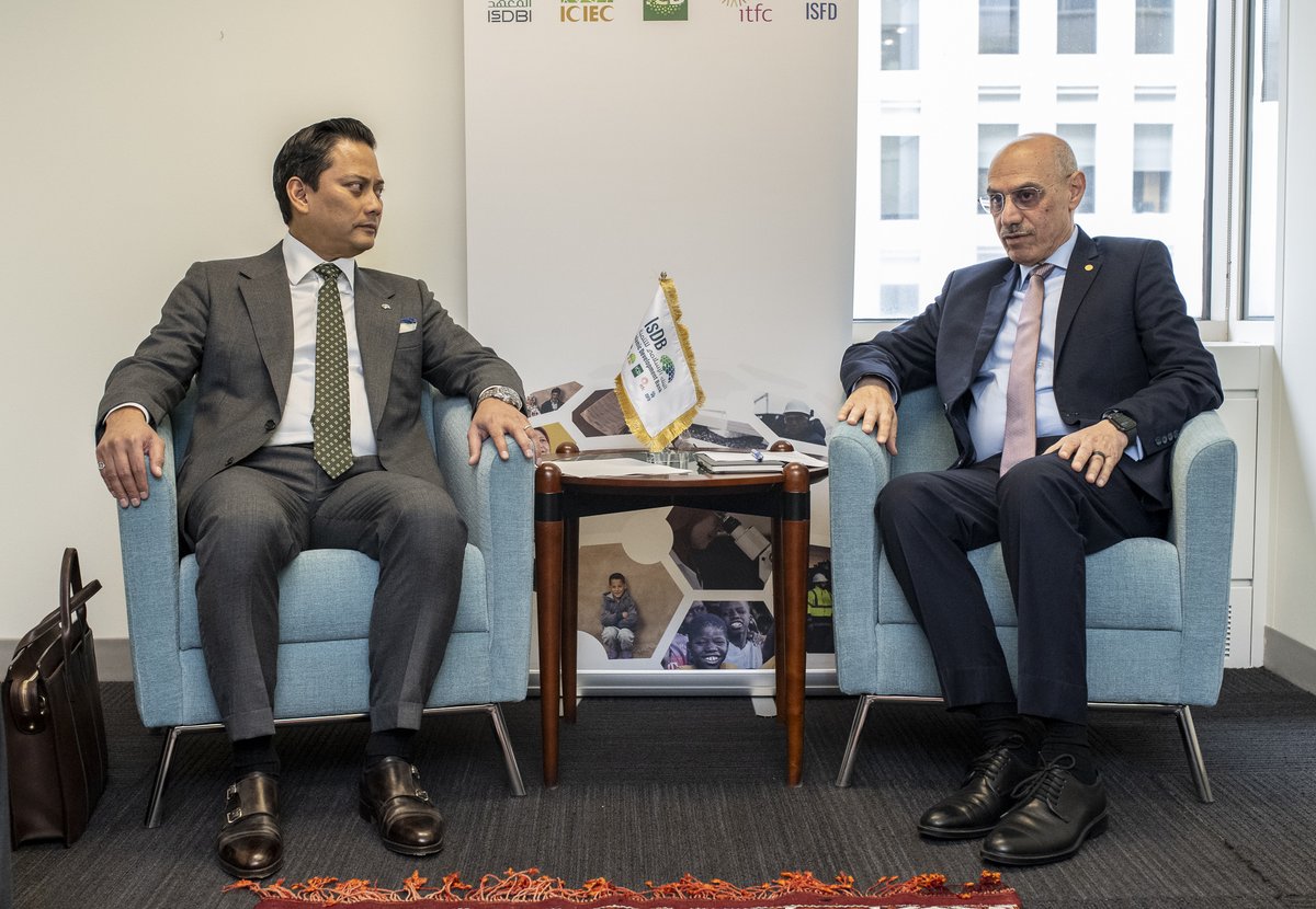 isdb_group's tweet image. On the sidelines of the #AnnualMeetings of the #WBGMeetings and #IMFMeetings in #WashingtonDC, H.E. Dr. Muhammad Al Jasser, Chairman of the Islamic Development Bank (IsDB) Group, met with H.E. Mr. Thomas Djiwandono, Vice Minister of Finance of the Republic of Indonesia 🇮🇩, to…