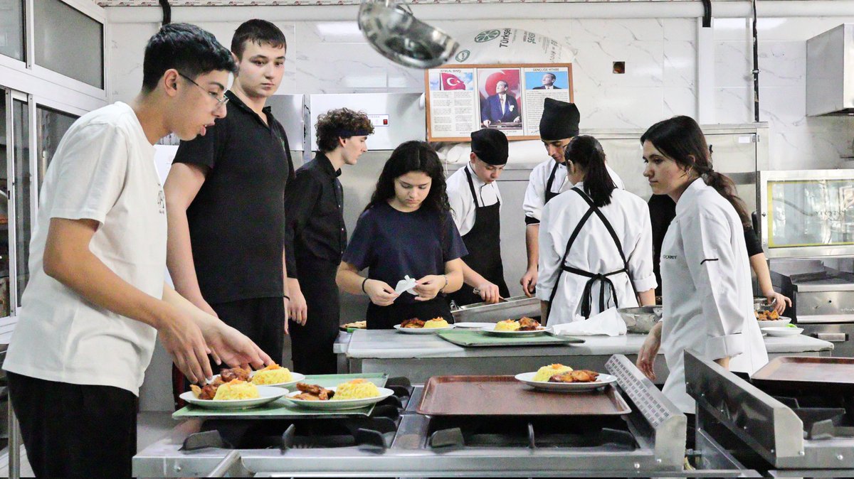izmir_ilmem's tweet photo. 🇹🇷🇪🇺Erasmus Days 2025 Kapsamında “Lezzet Buluşmaları” Programı Gerçekleştirildi

✨İzmir İl Millî Eğitim Müdürlüğü Erasmus+ Meslekî Eğitim Akreditasyonu Koordinatörlüğü tarafından düzenlenen “Erasmus Days 2025” etkinlikleri kapsamında, Bornova Meslekî ve Teknik Anadolu Lisesinde “Lezzet Buluşmaları” programı gerçekleştirildi.

📕Proje kapsamında yürütülen yaygınlaştırma faaliyetleri doğrultusunda, Portekiz'de 90 günlük staj programını tamamlayan öğrencilerin hazırladığı “Erasmus+ Kesişen Tatlar” adlı kitapçık tanıtıldı.

🗓️13.10.2025

@tcmeb @Yusuf__Tekin @drsuleymanelban @yahsiomer