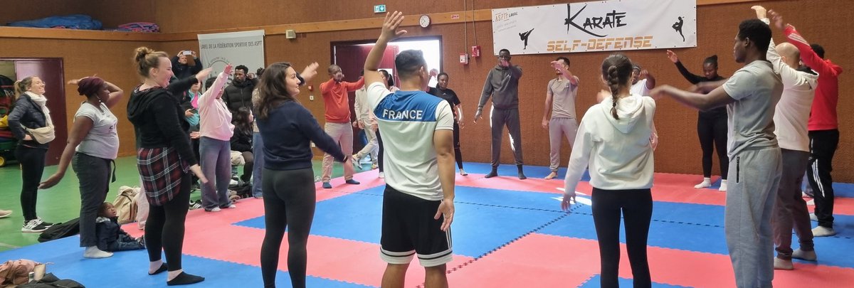 SergeMilon53's tweet photo. Heureux de représenter l' État @Prefet53 pour lancer la journée intégration par le sport organisée par @_FranceHorizon et @VBeaugrand_Ftda avec le concours de l' ASPTT @LAVALVOLLEY et de @Laval_la_Ville : une action de la semaine de l'intégration @DIRefugies https://t.co/QBsS3k0tuf
