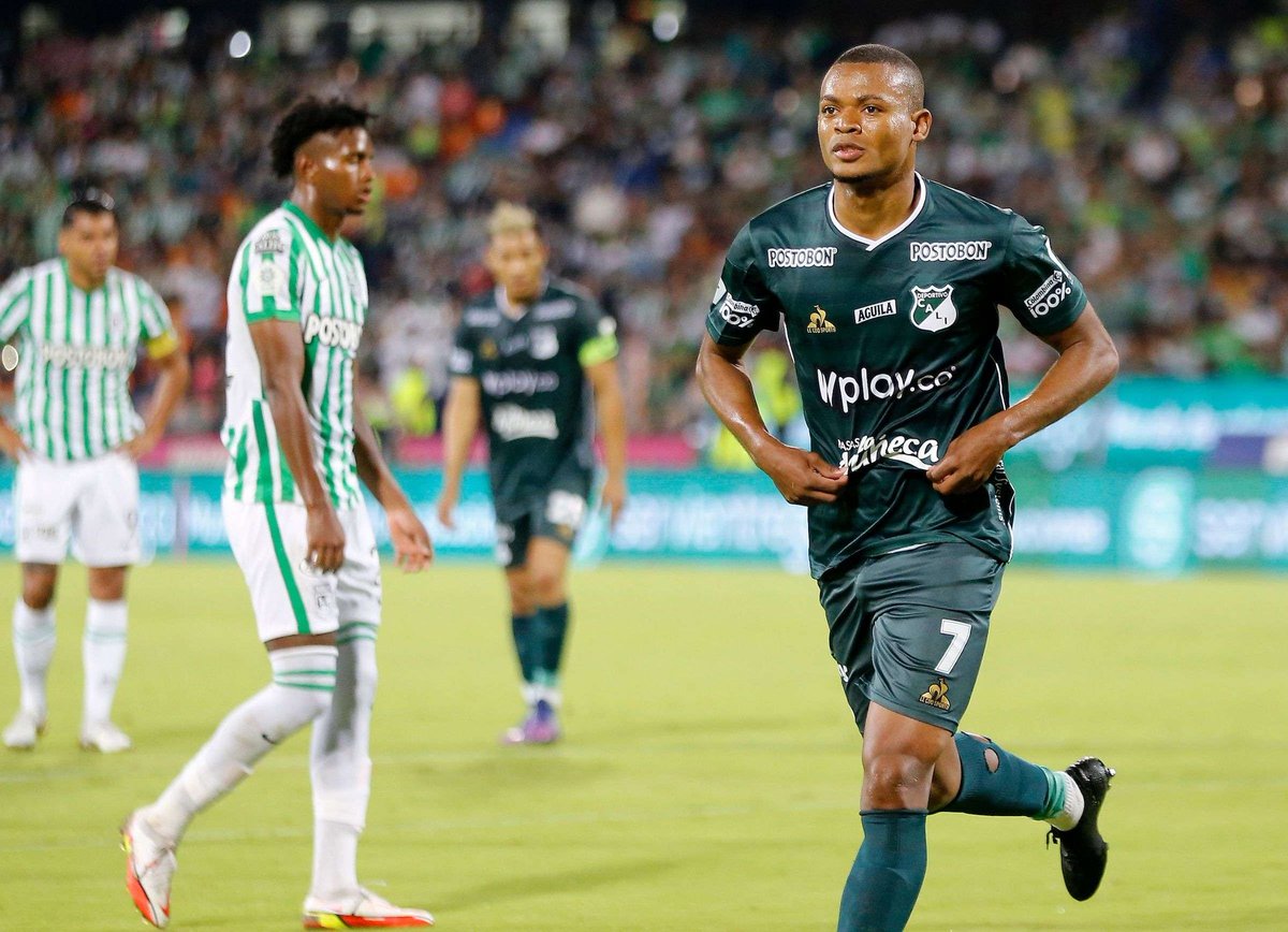 Un Nacional vs Deportivo Cali en el Atanasio Girardot.