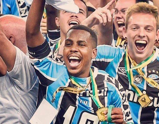 Hubo 2 sudafricanos que jugaron el Brasileirao en toda la historia 

> Tyroane Sandows con Gremio en 2016 (Jugó 4 partidos)

> Mark Williams con Corinthians en 1996 (Jugo 3 partidos)

Sudáfrica jugará nuevamente el mundial tras 16 años. Felicidades