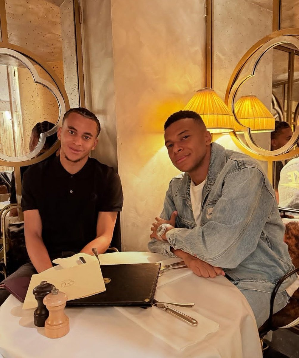 كيليان مبابي مع شقيقه. 🤍