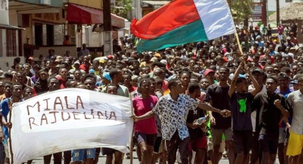 La démission du président Andry Rajoelina  ce mardi après de violentes manifestations de la jeunesse malgache dénonçant sa gestion. Selon <a href="/France24_fr/">FRANCE 24 Français</a>, l’armée a pris le pouvoir et acté la défaite du président, qui a quitté le pays à bord d’un avion militaire français.