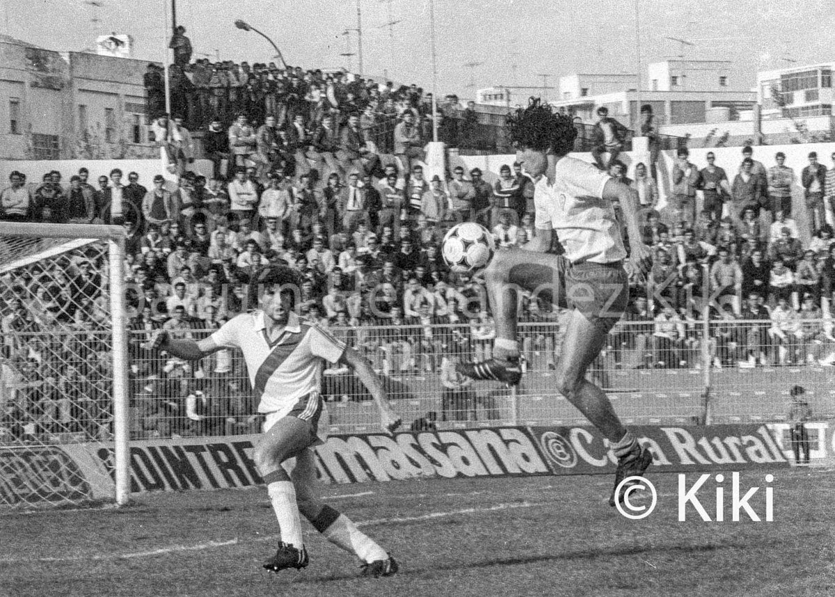 24/04/1983 𝐌𝐞𝐦𝐨𝐫𝐢𝐚 𝐝𝐞 𝐮𝐧 𝐅𝐨𝐭𝐨́𝐠𝐫𝐚𝐟𝐨.
Cuando se veían marcar goles al mejor jugador del mundo sin pagar un duro..
Los aficionados cadistas que no podían pagar la entrada a los partidos del Cádiz CF se concentraban en la pasarela, y desde allí fueron testigos