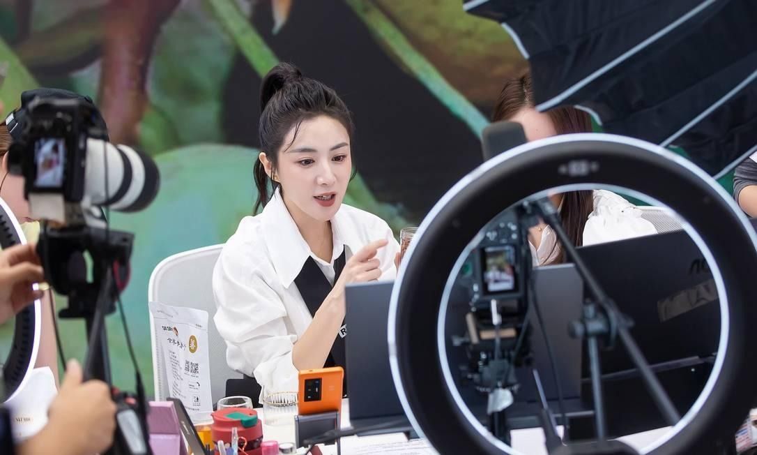 📢  Voltou a repercutir nas redes uma notícia de 2022 sobre uma espécie de regulação da profissão de influenciador na China.

Lá, para que o influencer produza conteúdos sobre assuntos de interesse da população, como saúde, direito, finanças etc., ele terá que comprovar que