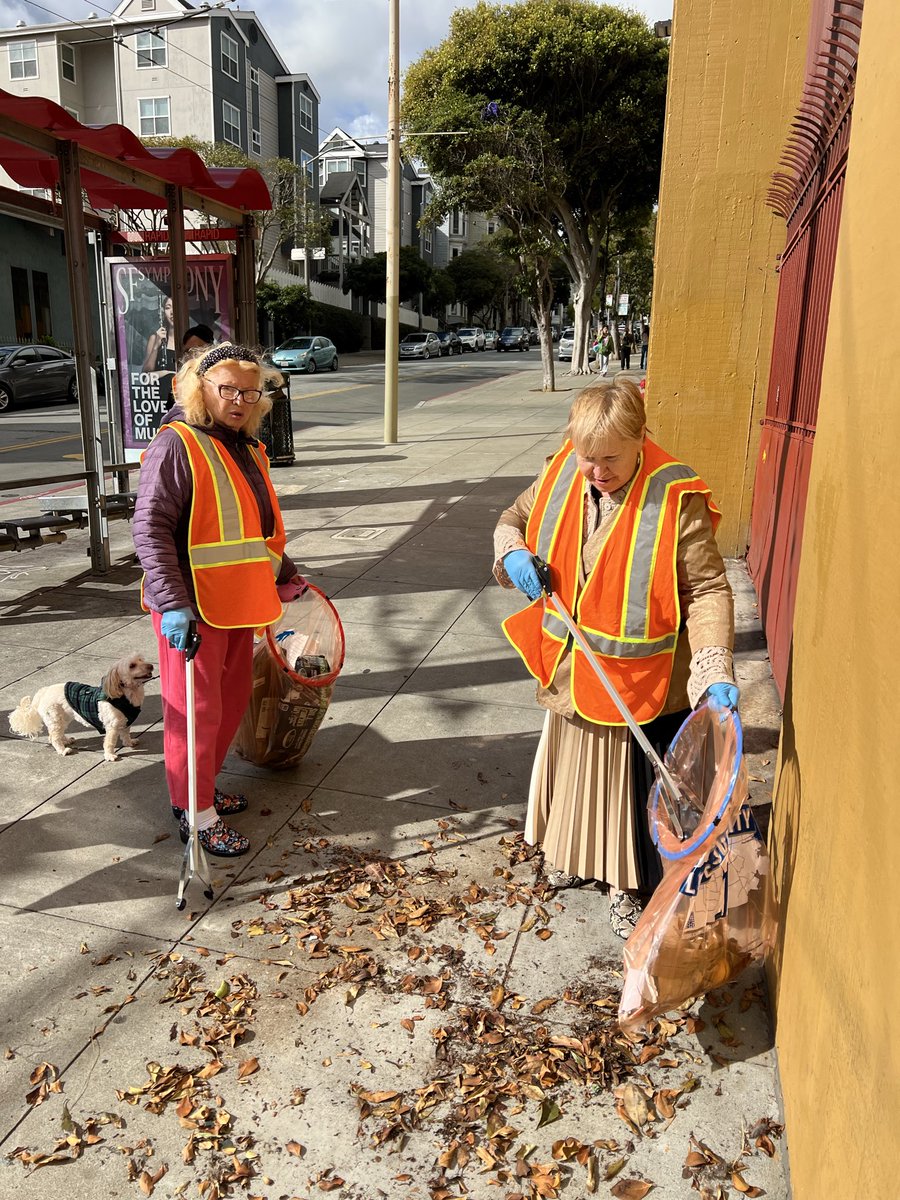 RefuseRefuseSF's tweet image. Helped kick off the new cleanup & walking club with residents and staff of Human Good, a non-profit that manages several low-income senior residences in the Fillmore neighborhood.
They’re now all geared up with the cleaning tools and will be going out 2x a month to clean!