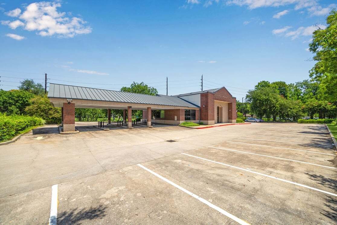 houston_cre's tweet photo. 🚘🚘🚘3,873 SF Building For Sublease in the Heart of Sugar Land! https://t.co/r4rpPkxtPz
#Retail #Medical #Sublease @Colliers_HOU https://t.co/XWfR7OdAac