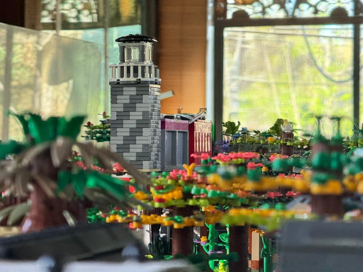 Buin_Zoo's tweet photo. ¡Un rincón clásico del Bioparque ahora en versión LEGO! Así luce nuestro querido Palafitos en miniatura.
Ven a descubrir esta increíble muestra compuesta por casi 300 mil piezas, única en Chile y en el mundo.
Te esperamos para que recorras el Bioparque de una manera distinta. 🌿 https://t.co/NjuJLOkJYk