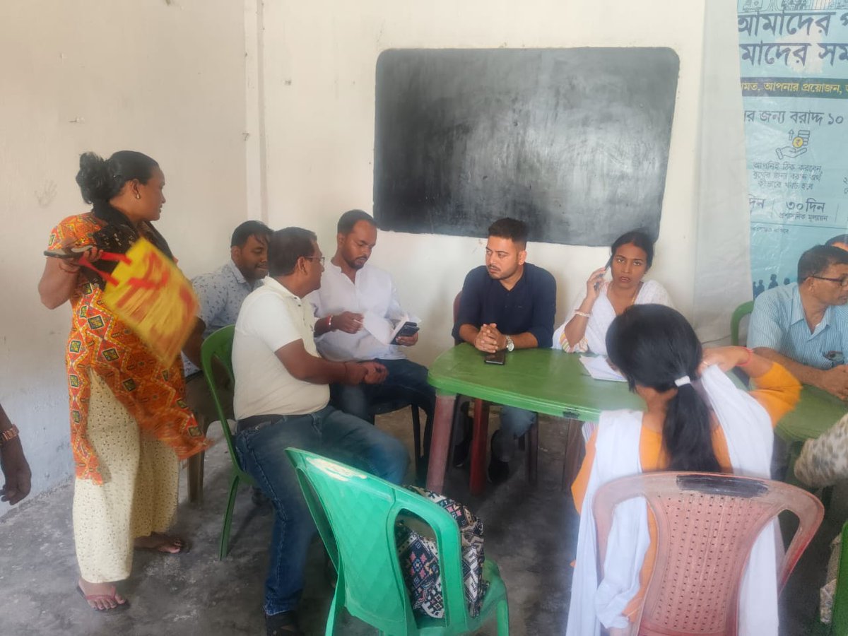 AkashHarijanRBD's tweet image. 🌿 আমাদের পাড়া, আমাদের সমাধান 🌿

आज कालचीनी ब्लॉक के मलंगी अंचल के भरनोबाड़ी टी गार्डन आमदेर पाड़ा में #DuareSarkar अभियान के तहत लोगों को विभिन्न सरकारी सेवाएँ प्रदान की गईं।
जनसेवा अभियान को सफल बनाने के लिए @MamataOfficial को धन्यवाद 💙
#TMYC #KalchiniBlock #PublicService