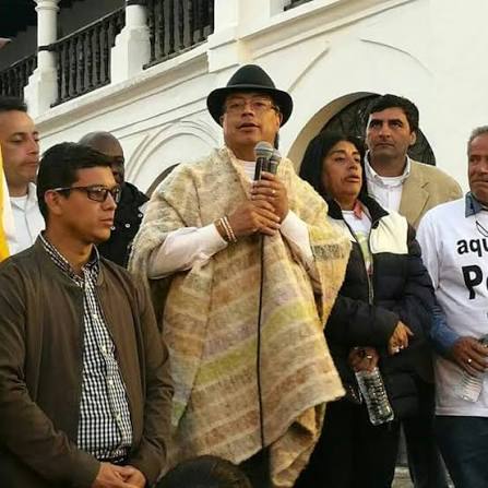 Al LOCO, al que le han puesto más disfraces que a la Barbie.

Aquí lo tenemos de DON JEDIONDO, prometiendo que antes de terminar su Presidencia,  le dejará a los Boyacences, TEJO con GPS.