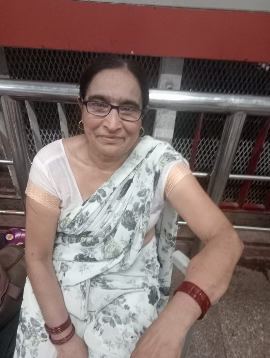 IRaiSahabMedia's tweet photo. ये कल रात #burari Delhi  से गायब है। रिश्ते में मेरी मौसी लगती है। रात में अचानक घर से निकली और रिक्शे लिया उसके बाद कहा गयी कोई पता नहीं चल पाया है।Auto में बैठने का वीडियो सीसीटीवी से मिला। जिसमे रात के करीब 8.45 pm बैठते नजर आ रही है। कृपा खोजने में #Help करें
@ManojTiwariMP https://t.co/E9O83onNdn