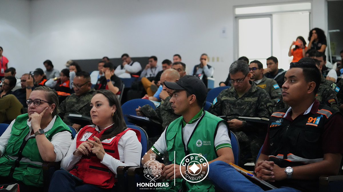 copecogob's tweet photo. 📍 En Tegucigalpa:
Atendiendo la emergencia nacional por lluvias 🌧️ declarada por la Sra. Presidenta @XiomaraCastroZ 🇭🇳, las instituciones que conforman el Sistema Nacional de Gestión de Riesgos #SINAGER, coordinada por el Secretario de Estado, @JoséJorgeFortín, se reunieron en las instalaciones de #COPECO, con el objetivo de continuar de forma coordinada y oportuna la atención a las personas afectadas en el Distrito Central y en todo el país. 🤝
En la reunión también estuvo presente la viceministra de COPECO Vanessa Matute y la Vicecanciller de Cooperación y Promoción Internacional Cindy Rodríguez. @Vane_Matute @CindyLRM
La reunión, acompañada por el Comité de Ayuda Humanitaria, priorizó una atención digna y efectiva a las familias afectadas🏡, enfocándose en la optimización de albergues 🛏️, distribución de ayuda humanitaria 📦, asistencia médica 🏥 y la intervención urgente en comunidades incomunicadas 🚧, entre otras acciones clave. Seguimos trabajando unidos por quienes más lo necesitan. 💙
#EmergenciaNacional #Lluvias2025 #AyudaHumanitaria #HondurasSolidaria #GestiónDeRiesgos #COPECO #SINAGER #XiomaraSíCumple.