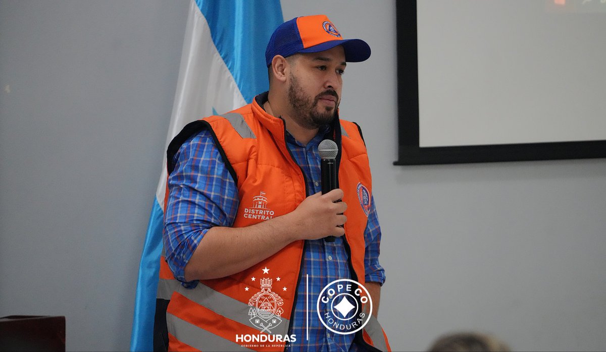 copecogob's tweet photo. 📍 En Tegucigalpa:
Atendiendo la emergencia nacional por lluvias 🌧️ declarada por la Sra. Presidenta @XiomaraCastroZ 🇭🇳, las instituciones que conforman el Sistema Nacional de Gestión de Riesgos #SINAGER, coordinada por el Secretario de Estado, @JoséJorgeFortín, se reunieron en las instalaciones de #COPECO, con el objetivo de continuar de forma coordinada y oportuna la atención a las personas afectadas en el Distrito Central y en todo el país. 🤝
En la reunión también estuvo presente la viceministra de COPECO Vanessa Matute y la Vicecanciller de Cooperación y Promoción Internacional Cindy Rodríguez. @Vane_Matute @CindyLRM
La reunión, acompañada por el Comité de Ayuda Humanitaria, priorizó una atención digna y efectiva a las familias afectadas🏡, enfocándose en la optimización de albergues 🛏️, distribución de ayuda humanitaria 📦, asistencia médica 🏥 y la intervención urgente en comunidades incomunicadas 🚧, entre otras acciones clave. Seguimos trabajando unidos por quienes más lo necesitan. 💙
#EmergenciaNacional #Lluvias2025 #AyudaHumanitaria #HondurasSolidaria #GestiónDeRiesgos #COPECO #SINAGER #XiomaraSíCumple.