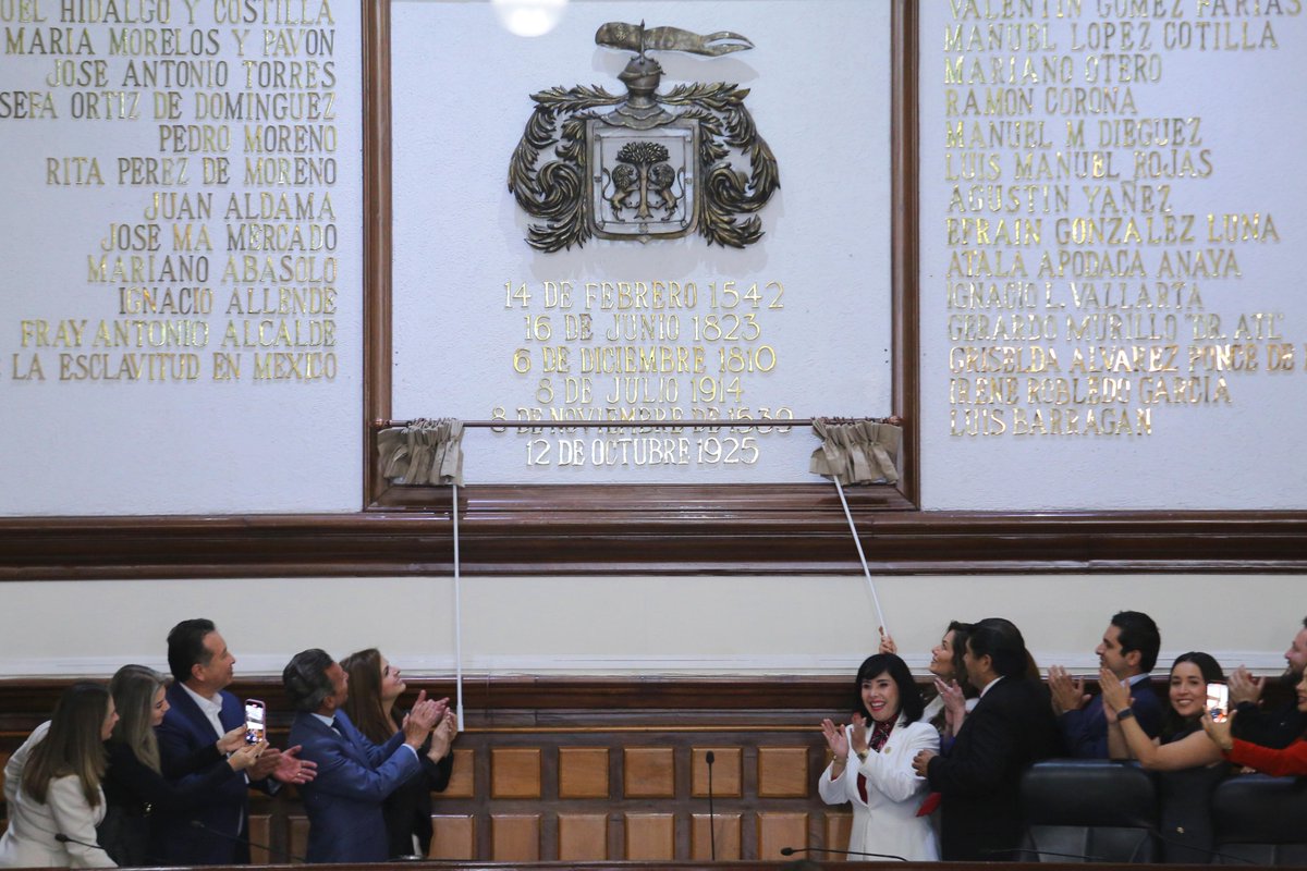 KarlaPlanter1's tweet image. Recordar y mantener viva la memoria, es un ejercicio que prefigura el porvenir, porque sin conciencia del ayer no puede haber concepción de futuro.

Hoy, con letras doradas, quedó escrito en el muro de honor del Salón de Sesiones del @GuadalajaraGob, la fecha que marcó el inicio…