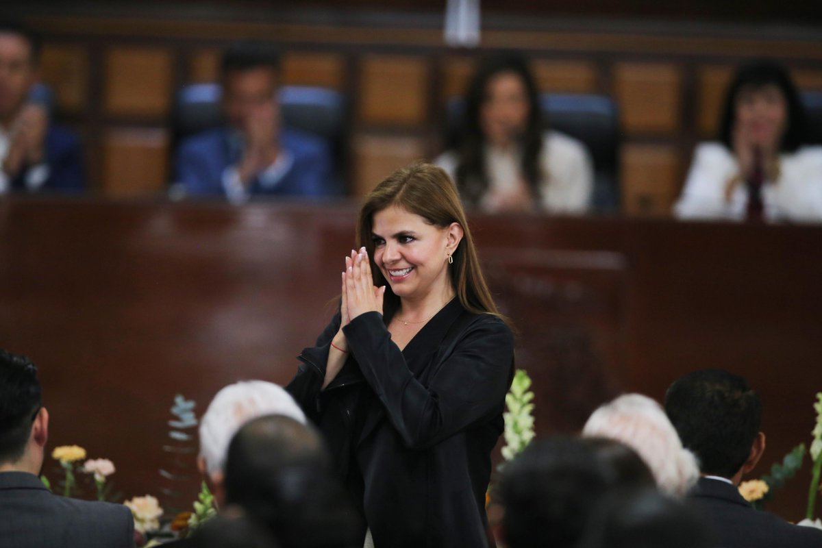 KarlaPlanter1's tweet image. Recordar y mantener viva la memoria, es un ejercicio que prefigura el porvenir, porque sin conciencia del ayer no puede haber concepción de futuro.

Hoy, con letras doradas, quedó escrito en el muro de honor del Salón de Sesiones del @GuadalajaraGob, la fecha que marcó el inicio…