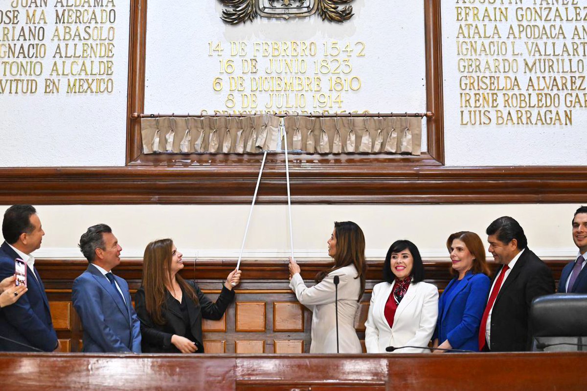 KarlaPlanter1's tweet image. Recordar y mantener viva la memoria, es un ejercicio que prefigura el porvenir, porque sin conciencia del ayer no puede haber concepción de futuro.

Hoy, con letras doradas, quedó escrito en el muro de honor del Salón de Sesiones del @GuadalajaraGob, la fecha que marcó el inicio…