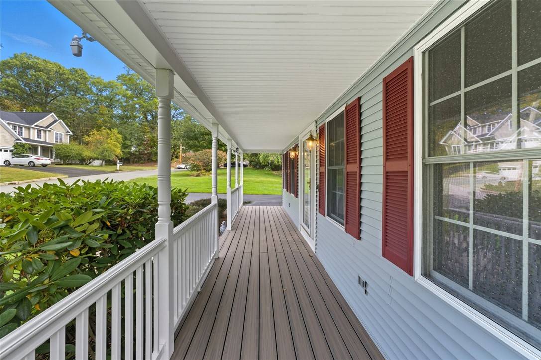 stay0693's tweet photo. 🏡17 Doire Rd, Cumberland—3 beds, 3 baths, quiet dead-end street.Enjoy a farmers porch, open kitchen, fireplace, private screened-in porch. Open on 10/15@5-6:30pm
#CumberlandRI #JustListed #OpenHouse #HomeForSale https://t.co/HlsyzU1vbT https://t.co/1FBvaopS8W