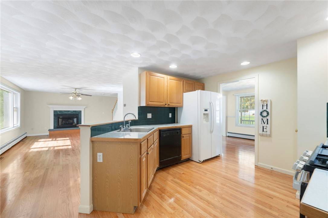 stay0693's tweet photo. 🏡17 Doire Rd, Cumberland—3 beds, 3 baths, quiet dead-end street.Enjoy a farmers porch, open kitchen, fireplace, private screened-in porch. Open on 10/15@5-6:30pm
#CumberlandRI #JustListed #OpenHouse #HomeForSale https://t.co/HlsyzU1vbT https://t.co/1FBvaopS8W