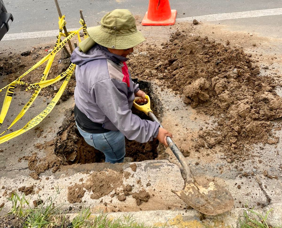 #TrabajamosParaTi | Para prevenir el desperdicio del vital líquido, personal de Fontanería atiende una fuga de agua potable en:
📍 Av. Manuel Ruiz esquina Av. Belisario Domínguez, colonia Reforma.

#Oaxaca #BrigadaDeFontanería #SOAPA