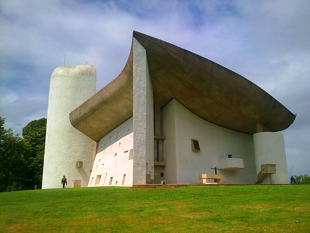 Le Corbusier NÔTRE DAME-DU-HAUT  19501955. Ronchamp,  Francia.
es.wikiarquitectura.com/edificio/notre…