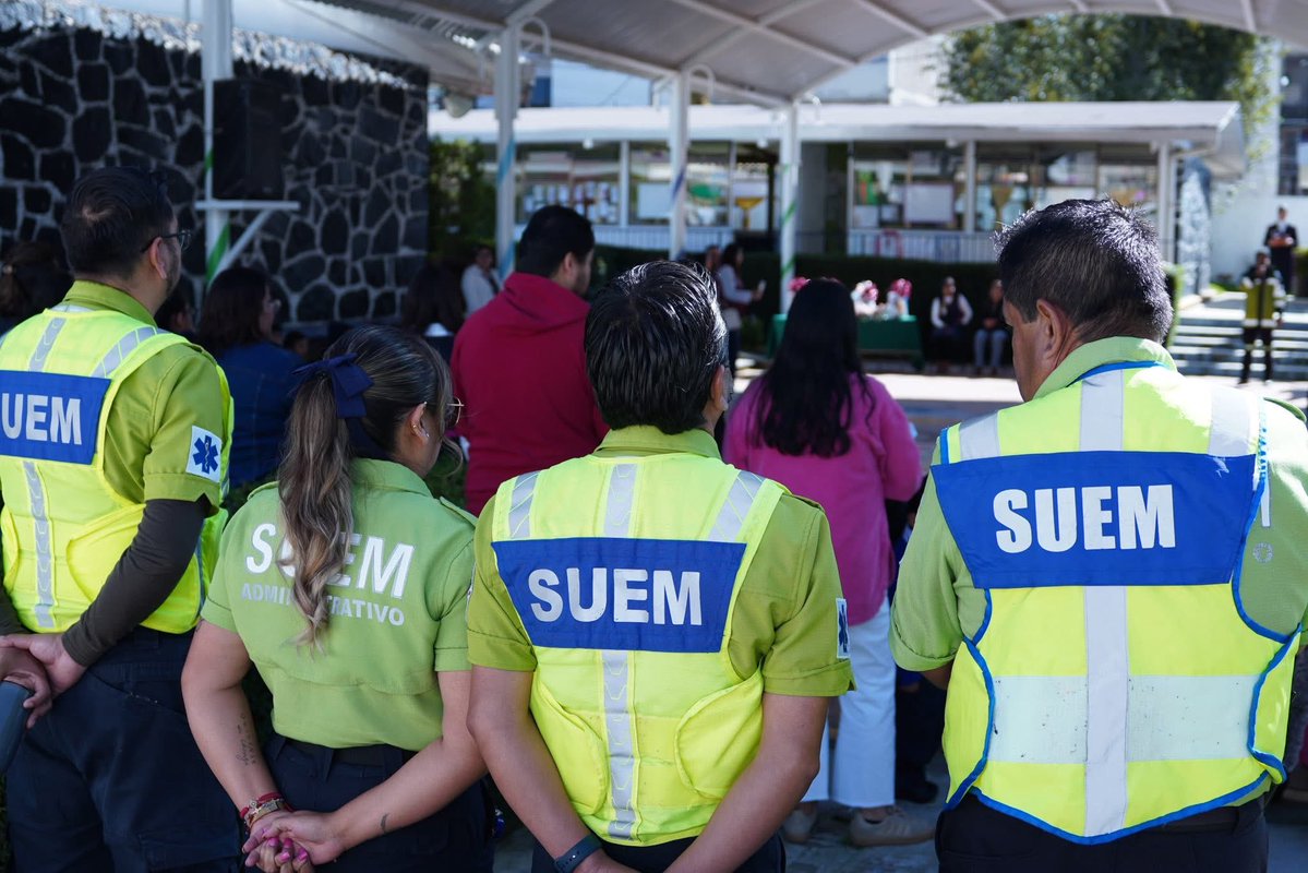 SaludEdomex's tweet image. En compañía del Voluntariado de Salud y Humanismo del ISEM, encabezado por su presidente el Lic. Alfredo Jiménez García, y #SUEM, se llevó a cabo la entrega de botiquines de emergencia al Jardín de Niños “María Trinidad R. de Sánchez Colín” en #Huixquilucan.
#ElPoderDeServir