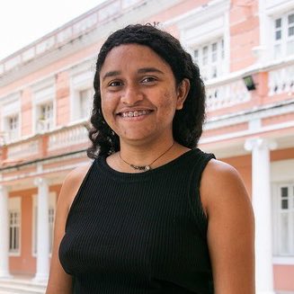 poponze's tweet image. ORGULHO! Laianne Palácio Lima, de 25 anos, foi aprovada em Medicina na Universidade Federal do Ceará, a mesma instituição onde sua mãe trabalhou por anos como funcionária de serviços gerais.