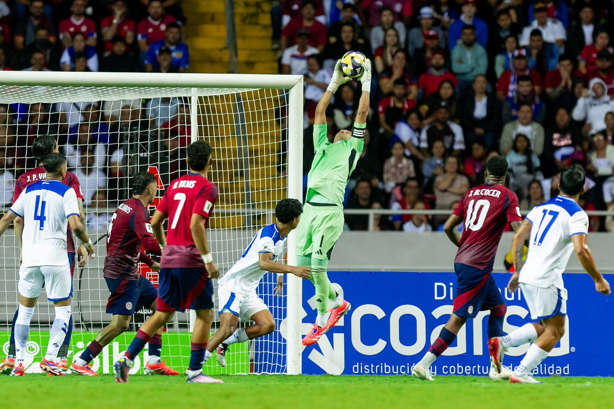 NavasKeylor's tweet photo. Gracias a Dios logramos una victoria clave y seguimos luchando por el sueño de jugar el Mundial. Gran trabajo del equipo y muy agradecidos a toda la afición por el apoyo. Pura vida! Vamos Costa Rica!!! 🇨🇷 https://t.co/iQFmXYFT2T