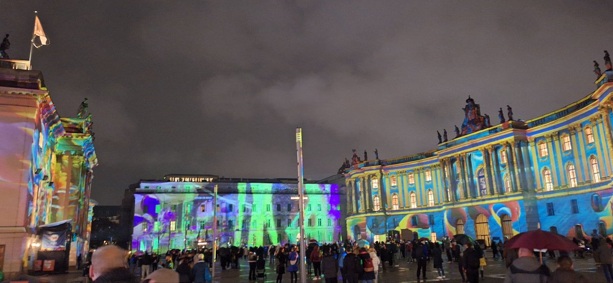 SkyringTV's tweet photo. Lights and artworks.. is it artlight? Or light art? Or both? Beautiful anyway https://t.co/H3eKER32u1