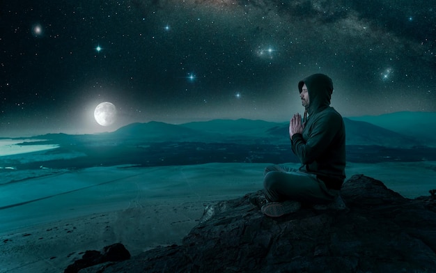 रात की ख़ामोशी में जब प्रभु को याद करो,
तो नींद नहीं, सुकून मिलता है… 🌙🙏
#NightVibes #SpiritualThoughts #SaintMSG #PeaceOfMind