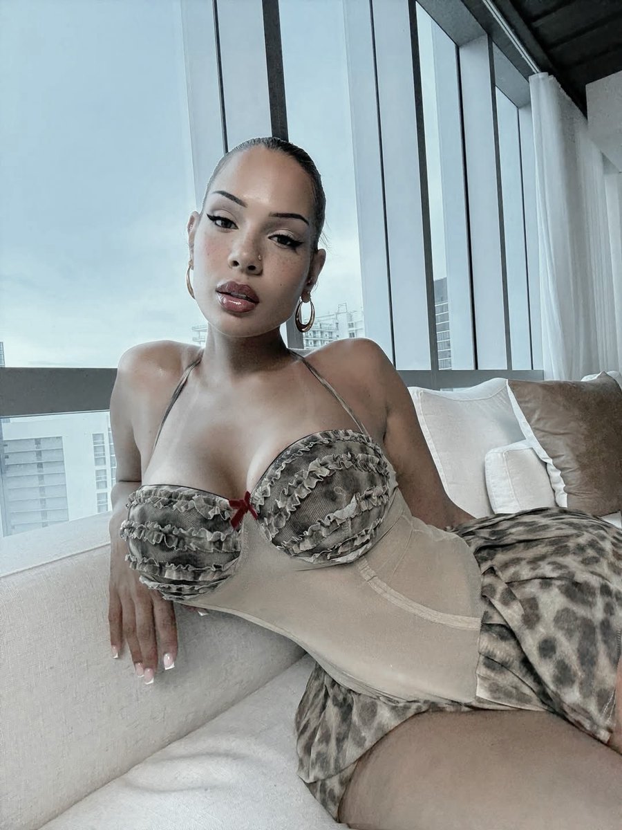 slutdieu's tweet image. po$ter girl, pussy in his dreams. 🌬️