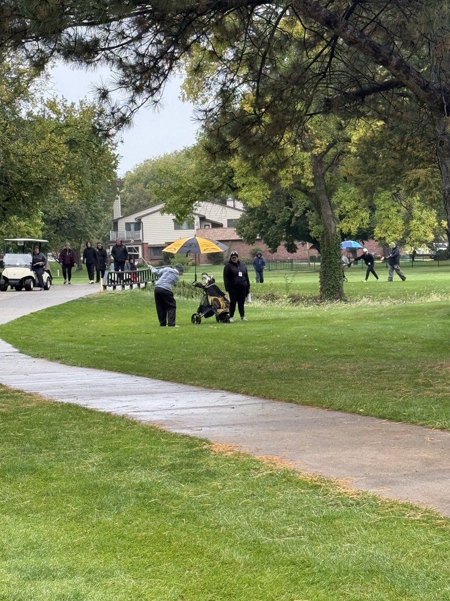 The Knights competing on a wet day 2 at State Golf! We are so proud of this team! ⛳️ ⚔️ <a href="/LSEGirlsGolf/">LSE Girls Golf</a>