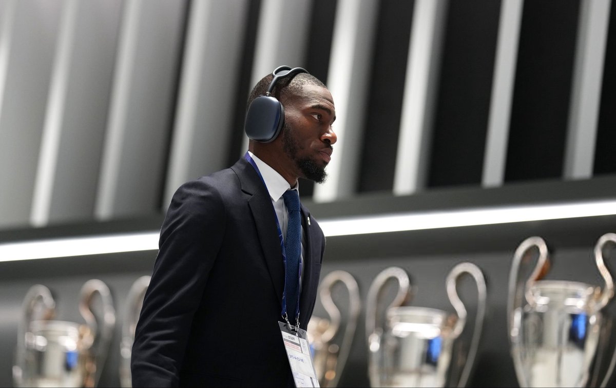 🚨 GEOFFREY KONDOGBIA SE LANCE DANS LE RAP 😎🩵🤍

Le milieu de terrain a sorti son premier son de rap, intitulé « Pots-de-Vin », disponible sur Spotify, Apple Music et YouTube.

(Post Instagram)
