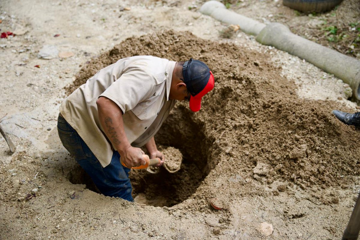 #TrabajamosParaTi | Personal de Fontanería atiende una fuga de agua potable con el fin de garantizar el suministro a las personas usuarias de la zona.
📌Calle Azucenas, 2ª Sección del Ejido Guadalupe Victoria.

#Oaxaca #BrigadaDeFontanería #SOAPA