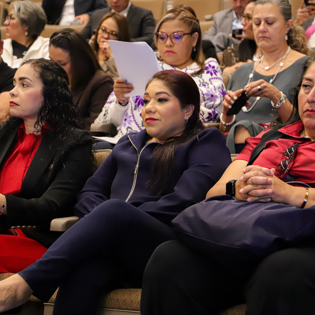 #FelizMartes
Ya es día de estar en la <a href="/Mx_Diputados/">H. Cámara de Diputados</a> de legislar y trabajar para que México siga creciendo.
Me encuentro en la plenaria de <a href="/DiputadosMorena/">Tus Diputadas y Diputados Morena</a> en donde revisamos y analizamos los temas del día. 
Nos leemos más tarde; ¡saludos! 😊🫶🏽

#AriadnaBarrera 
#DiputadaFederal