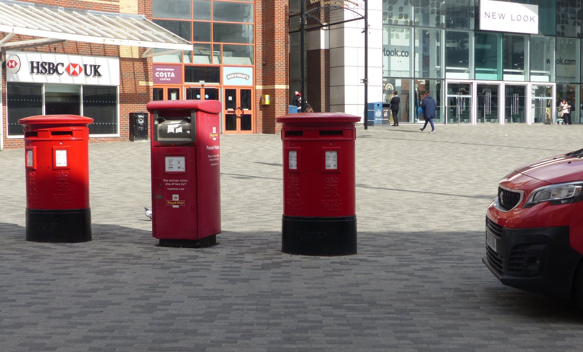 No SAD (Street Art Day) image today but a rare entry for
#PostboxSaturday 📮

It is said you rarely see a postbox, but then
suddenly they come in threes
(or was that said about a bus)?
Anyway, three of a kind – Southend
and a bonus Royal mail van just sneaking in.