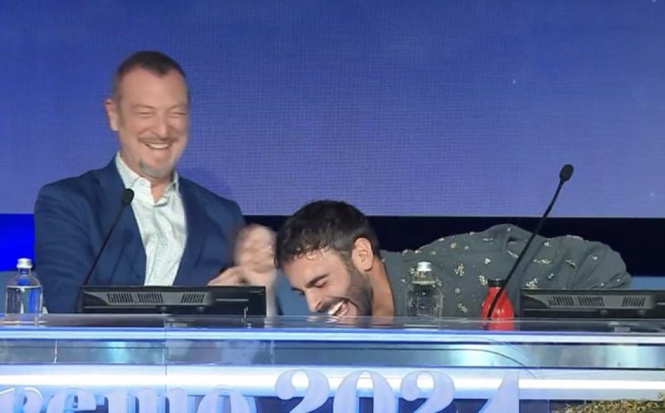_LaChicca__'s tweet photo. Hanno creato veramente la raccolta firme per far scendere Marco dal palco https://t.co/MqLgHO4KSx