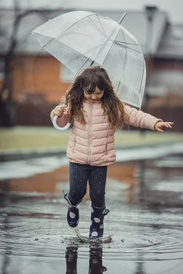 خاک میں بھی چراغ جلانے والے بنو __
زخم سہہ کر __ بھی مُسکُرانے والے بنو۔
یہ جہاں __ خریدارِ غم __ نہیں رکھتا،
اپنی خوشی ___ خود __بنانے  والے بنو۔

#داستان_دل