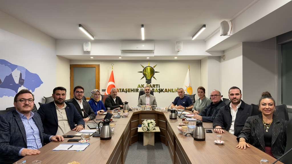 İlçe Yürütme ve Yönetim Kurulu toplantımızı teşkilat mensuplarımızın katılımlarıyla gerçekleştirdik.

Genel ve Yerel konularımızı gündeme aldık.

Azim ve kararlılıkla çalışmalarını sürdüren yol arkadaşlarımıza çok teşekkür ediyoruz.

<a href="/atasehirakparti/">AK Parti Ataşehir</a> 
<a href="/UgurUyhan/">Uğur Uyhan</a> 
<a href="/halimaksu/">Abdulhalim Aksu</a>