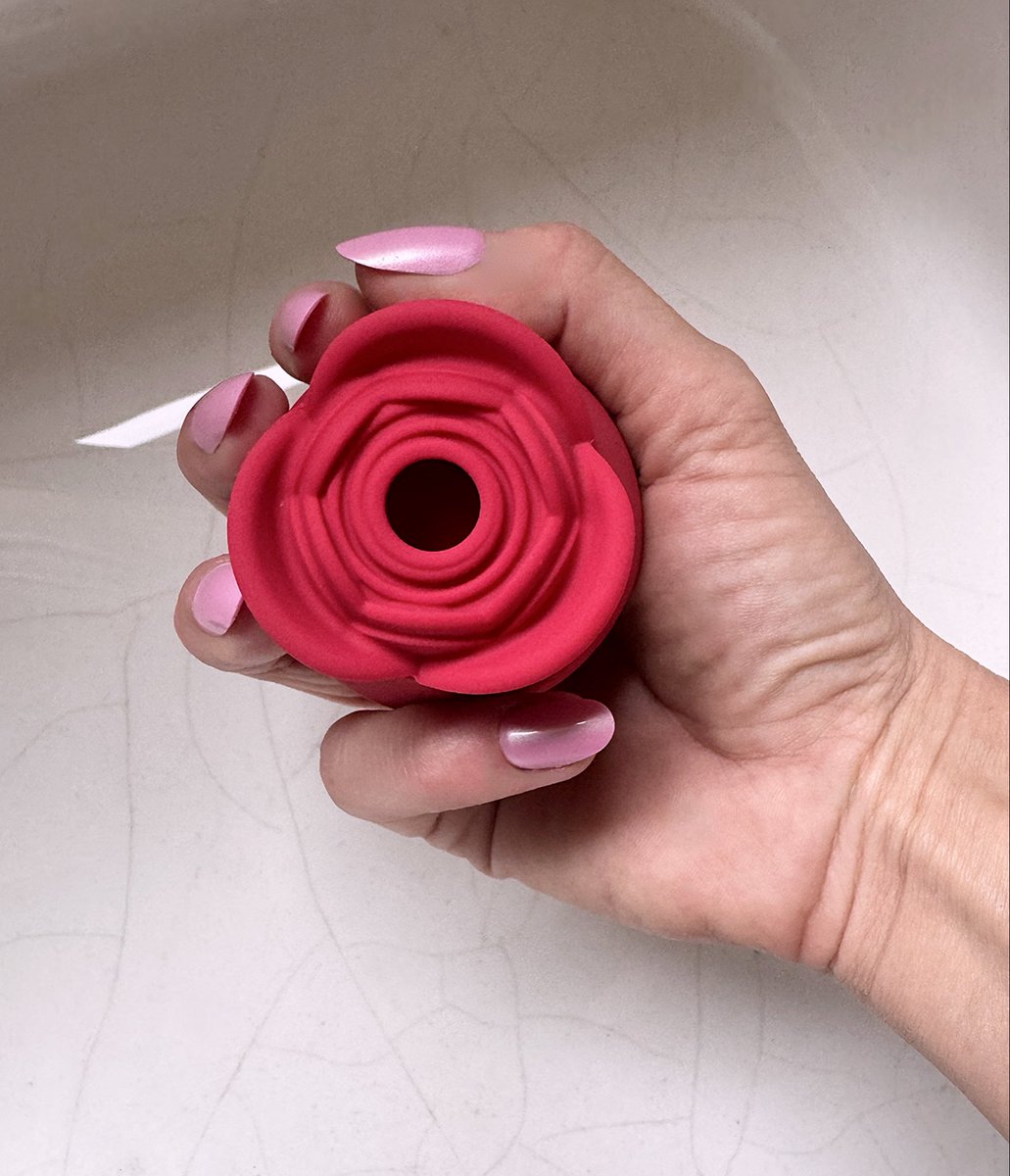 Miafoxx04's tweet photo. J’aime quand on m’offre des fleurs… surtout quand elles me font jouir 🌹🔥 https://t.co/W3xCQaM9nd