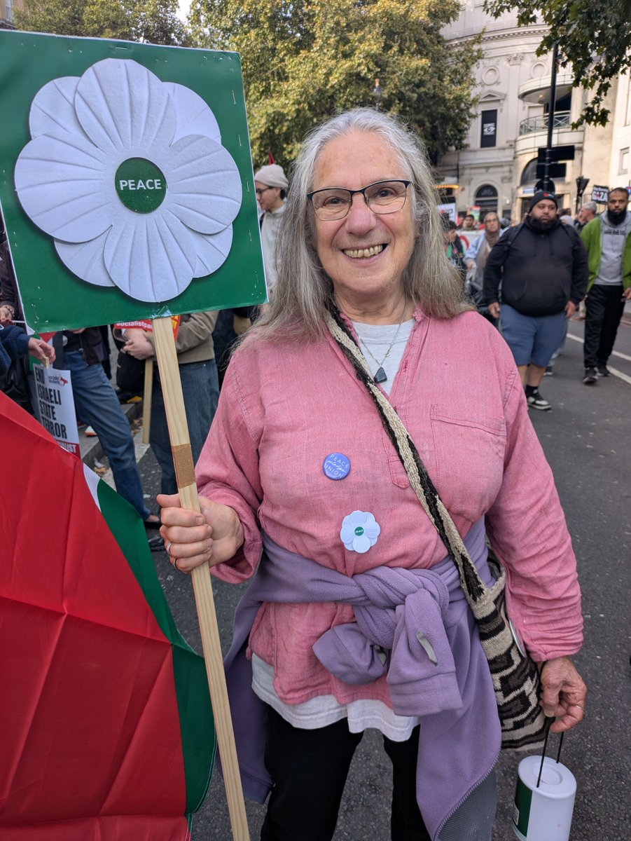 PPUtoday's tweet image. We joined 100s of thousands in London on Saturday calling for an end to the genocide &amp;amp; lasting peace in Gaza. PPU members shared #WhitePoppies, in remembrance of all victims of war

Get white poppies for your next demo or event shop.ppu.org.uk
#WhitePoppy #RememberThemAll
