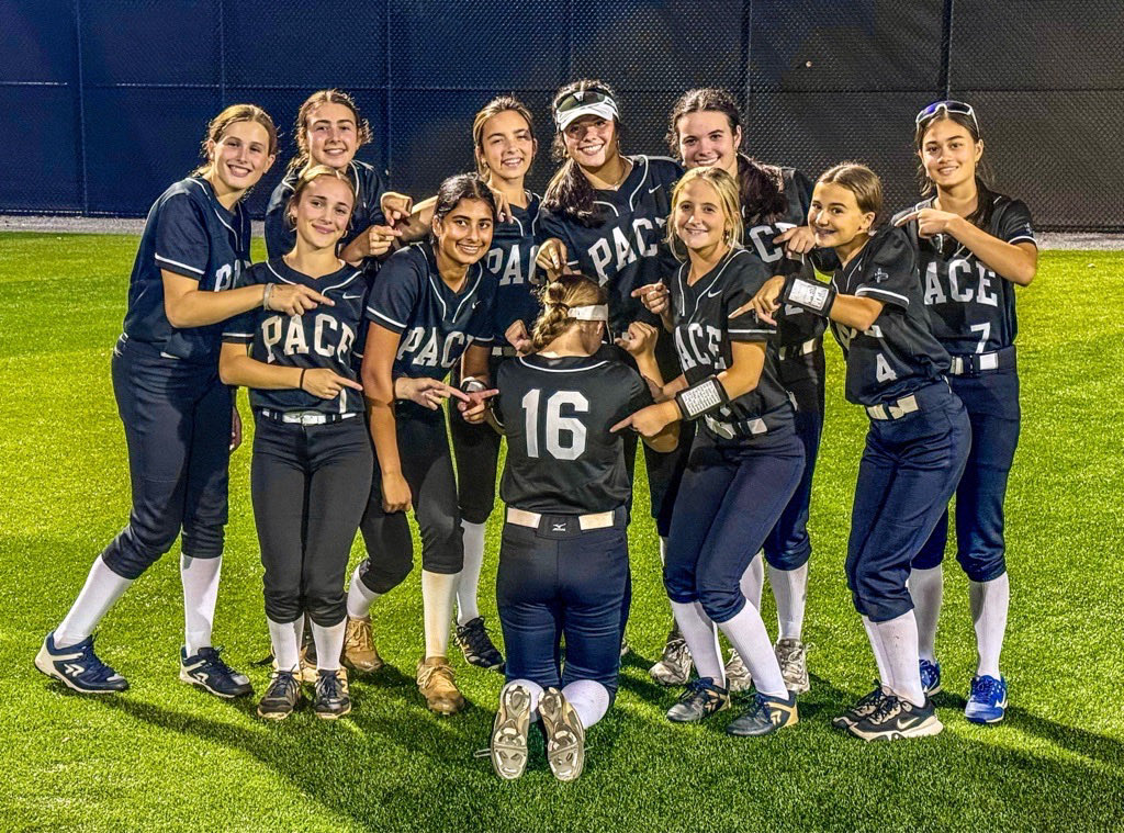 WrigleyMegan28's tweet image. First round of playoffs✅!! Our whole team played great! @WrigleyKatie28 and I both had 💣 💣 and I pitched all 14 innings on the mound to help secure the wins! Time for Sweet Sixteen‼️ #PK4L @PaceKnights 
#bethestandard @goldvipers09 
@martin_lincoln @ExtraInningSB…