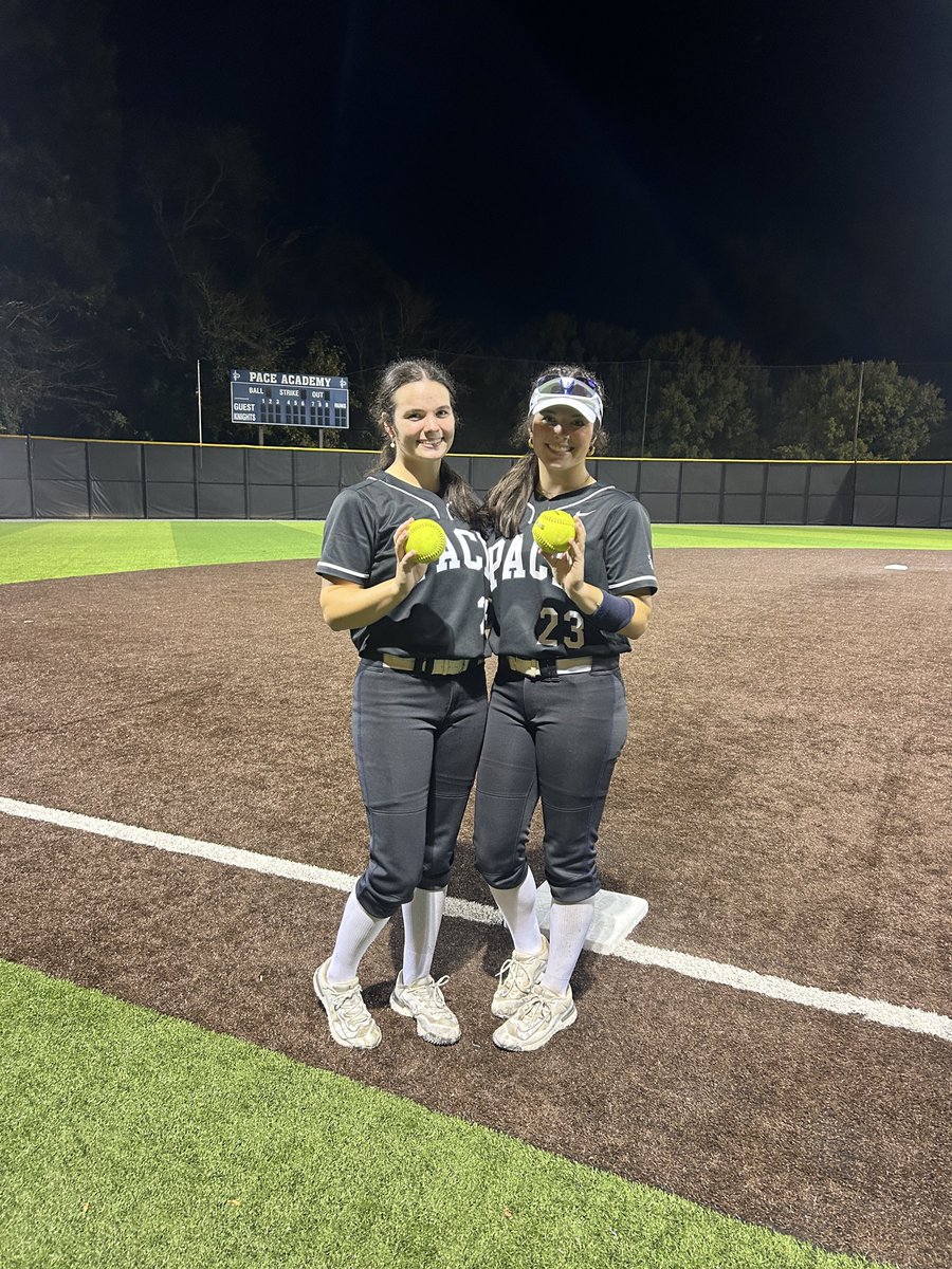 WrigleyMegan28's tweet image. First round of playoffs✅!! Our whole team played great! @WrigleyKatie28 and I both had 💣 💣 and I pitched all 14 innings on the mound to help secure the wins! Time for Sweet Sixteen‼️ #PK4L @PaceKnights 
#bethestandard @goldvipers09 
@martin_lincoln @ExtraInningSB…